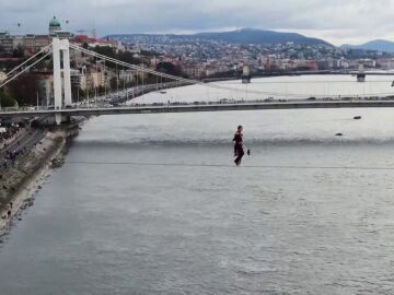 Un artista cruza el río Danubio sobre una cuerda floja...¡de 22 milímetros de grosor!