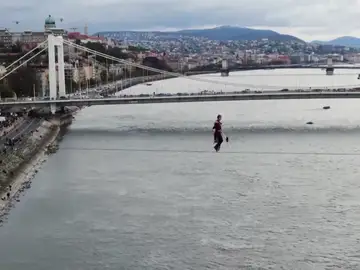 Un artista cruza el río Danubio sobre una cuerda floja...¡de 22 milímetros de grosor! Un artista cruza el río Danubio sobre una cuerda floja...¡de 22 milímetros de grosor!