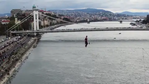 Un artista cruza el río Danubio sobre una cuerda floja...¡de 22 milímetros de grosor!
