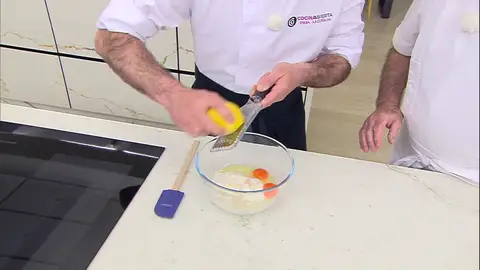 Ralla encima un poco de cáscara de limón Ralla encima un poco de cáscara de limón