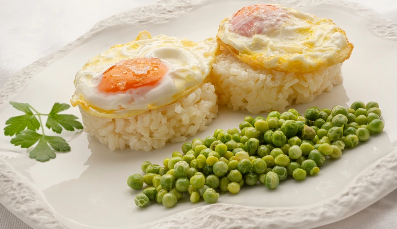Receta sencilla y exquisita de Karlos Arguiñano: arroz blanco con huevo y guisantes
