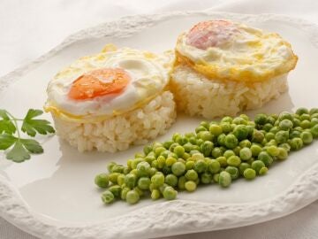 Receta sencilla y exquisita de Karlos Arguiñano: arroz blanco con huevo y guisantes