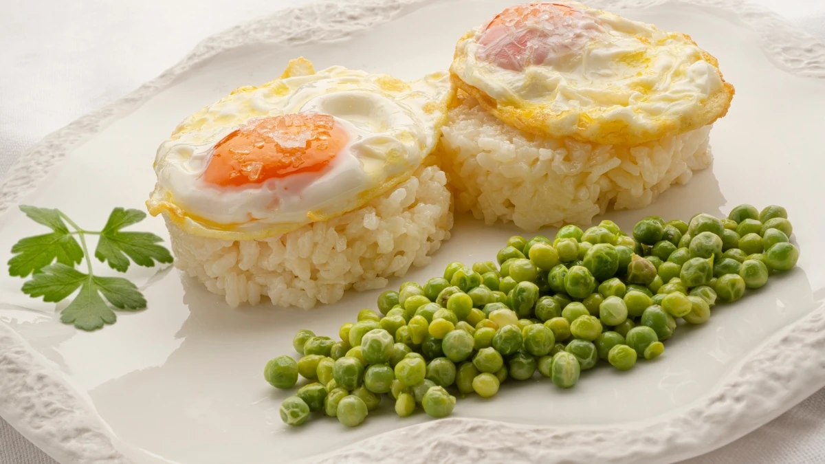 Receta sencilla y exquisita de Karlos Arguiñano: arroz blanco con huevo y guisantes