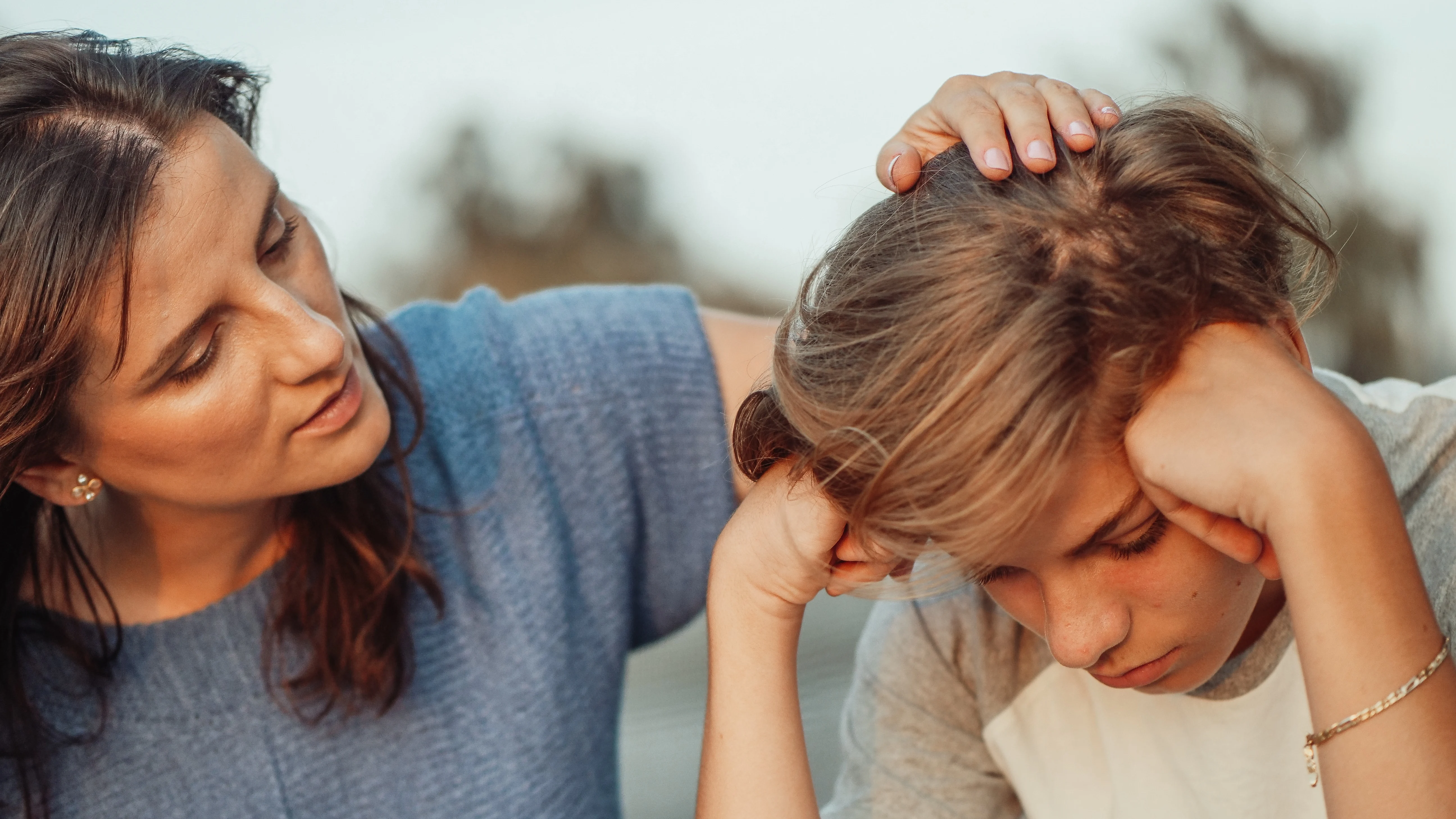 Una madre habla con su hijo 