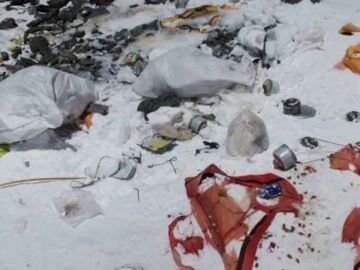 La subida al Everest podría ser más bonita si todos recogiesen su basura