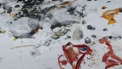 La subida al Everest podría ser más bonita si todos recogiesen su basura La subida al Everest podría ser más bonita si todos recogiesen su basura