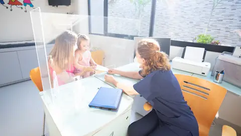 Una familia en una consulta de pediatria Una familia en una consulta de pediatria