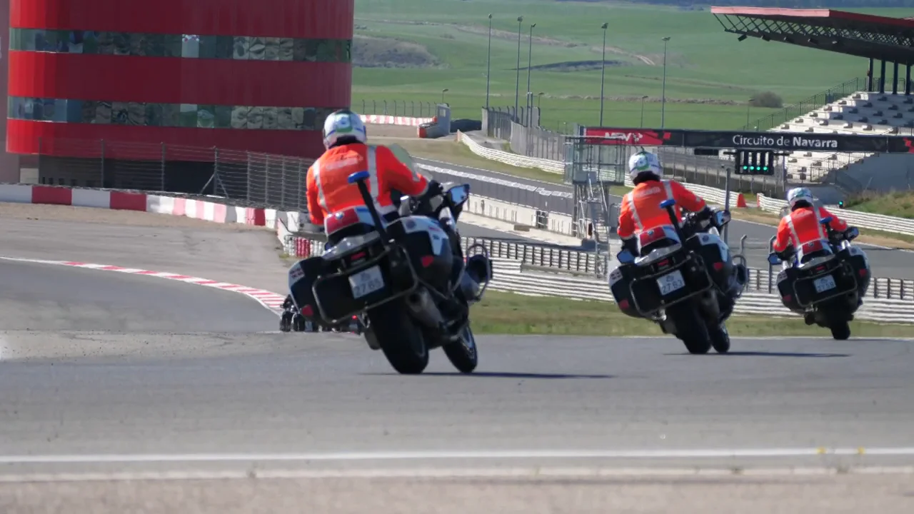 Los motoristas de la Ertzaintza se entrenan en un circuito de carreras para preparar la salida del Tour de Francia