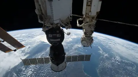 Nave Soyuz atracada a la Estación Espacial Internacional