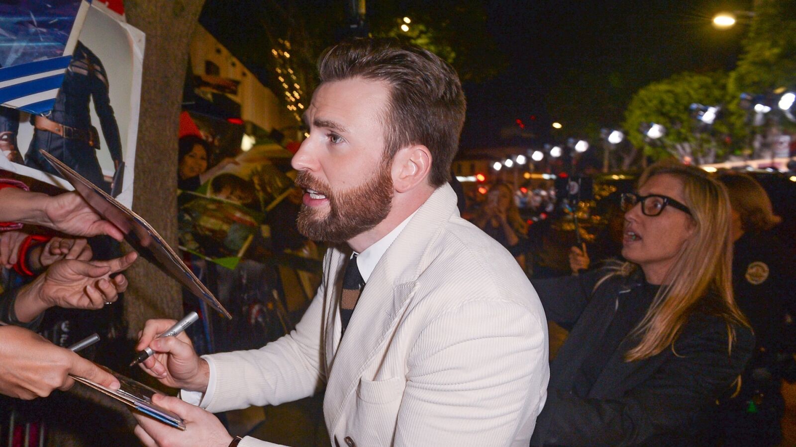 Chris Evans sorprende con gafas en la premiere de 'Ghosted' e Internet no está bien