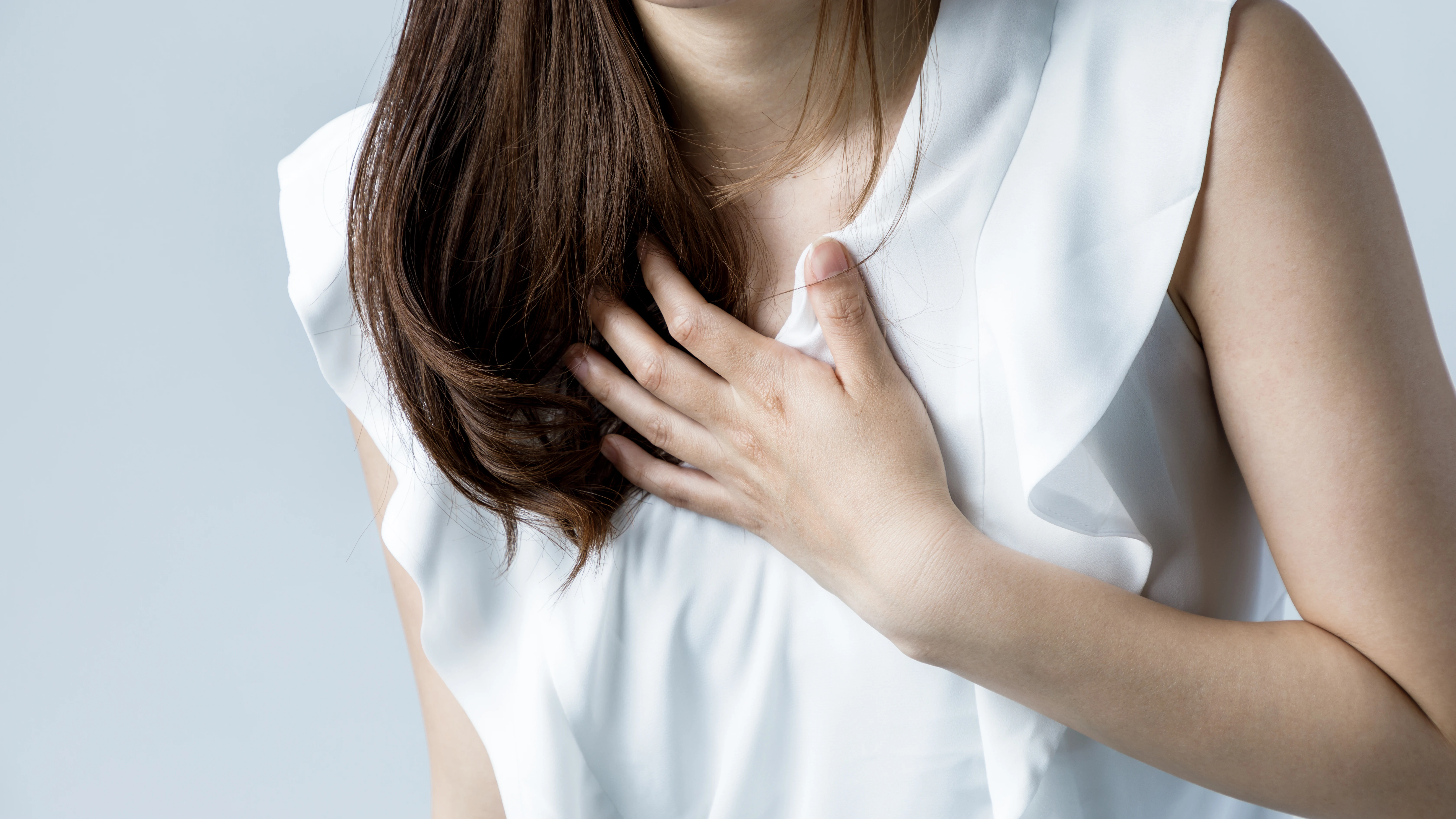 Mujer con dolor en el pecho Mujer con dolor en el pecho