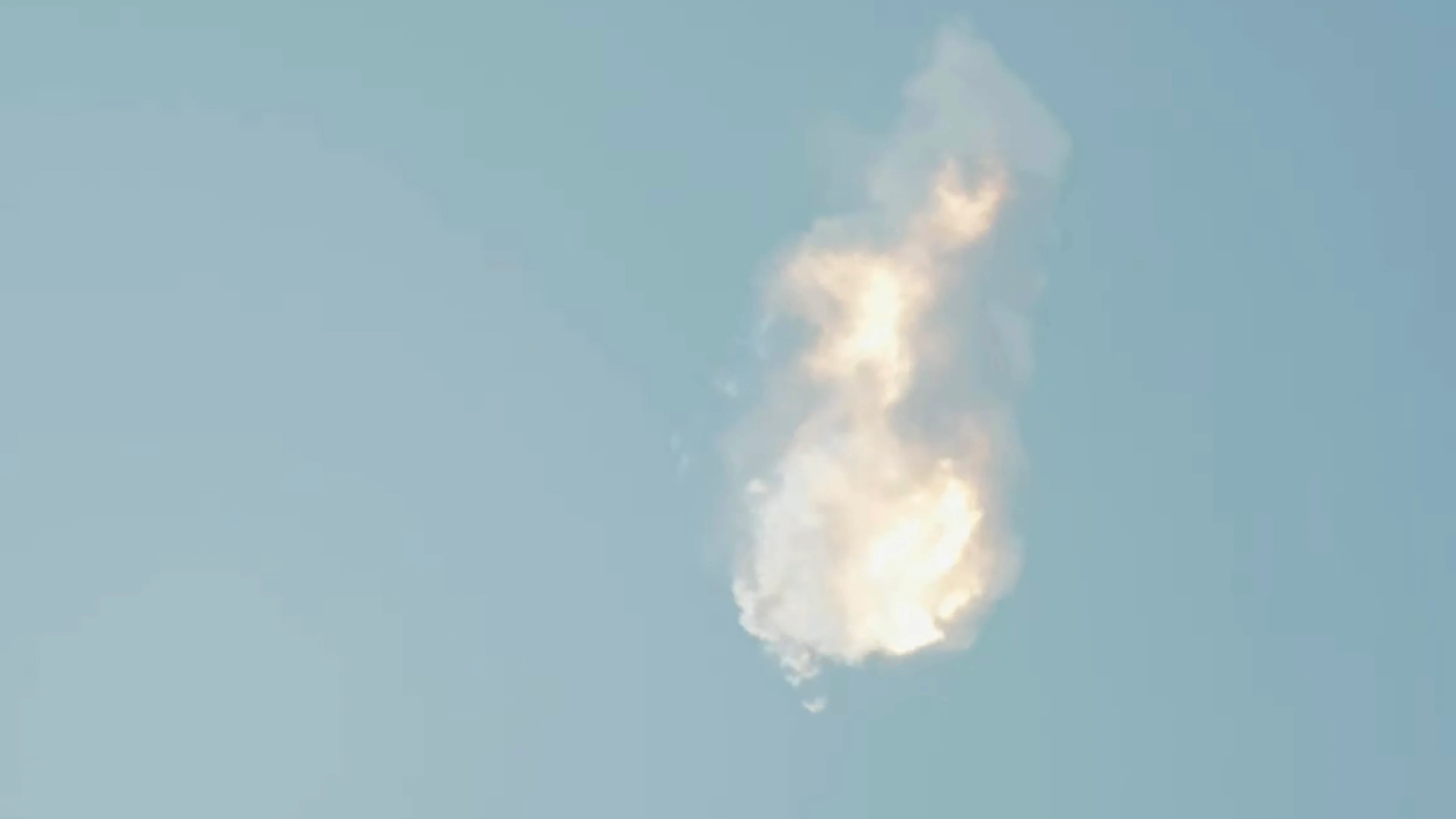 Explota momentos despu&eacute;s de despegar desde Boca Chica, Texas