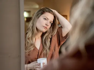 Una chica se mira en el espejo Una chica se mira en el espejo