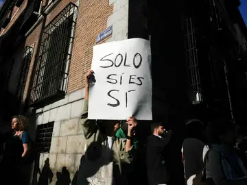 Feministas protestan ante el Ministerio de Justicia contra la reforma de la ley del solo sí es sí Feministas protestan ante el Ministerio de Justicia contra la reforma de la ley del solo sí es sí