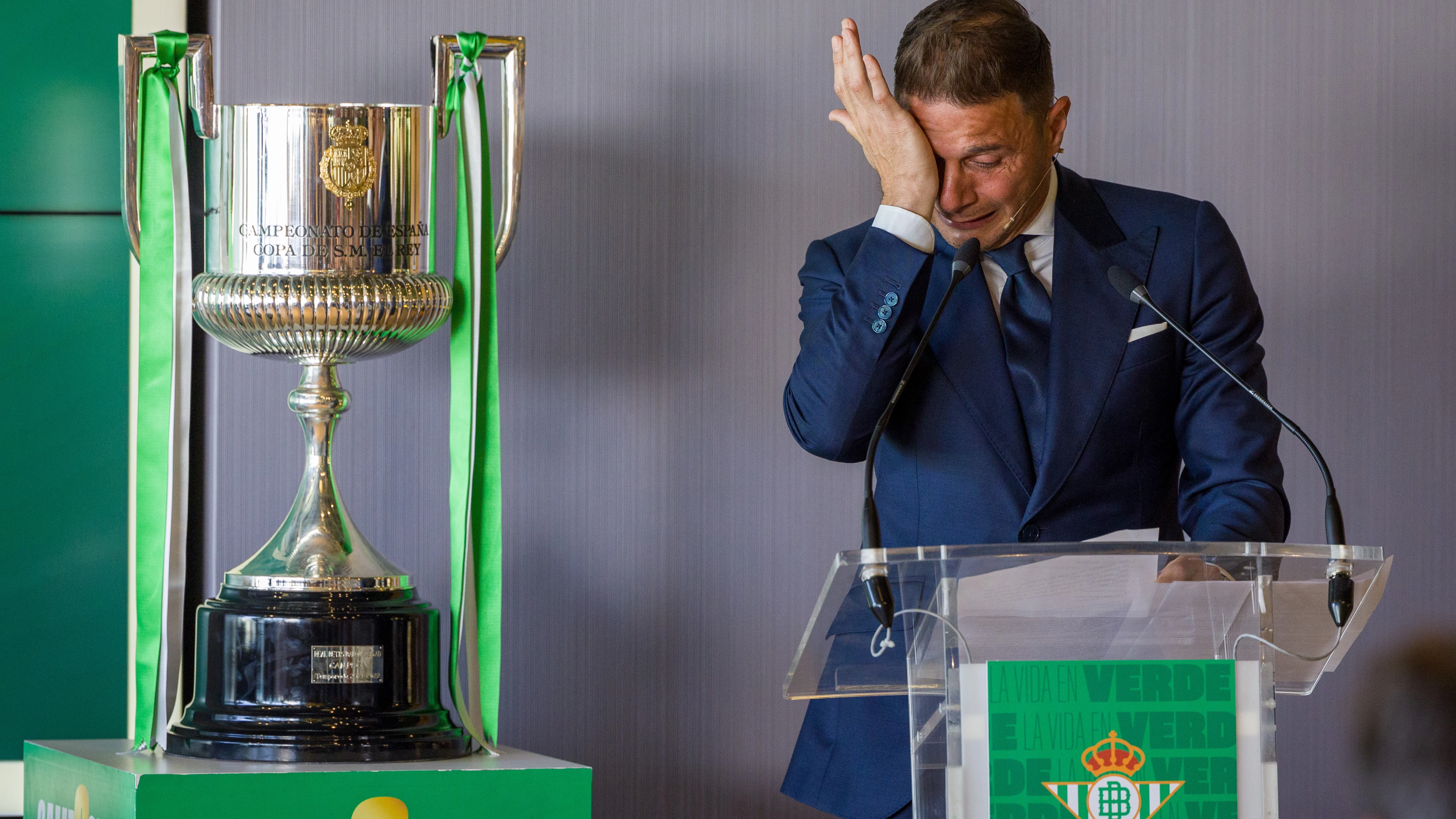 Joaqu&iacute;n, entre l&aacute;grimas al despedirse del Betis