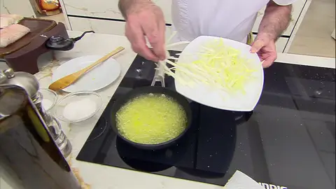 Introduce parte del puerro, fríelo hasta que quede dorado Introduce parte del puerro, fríelo hasta que quede dorado