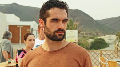 Alejandra, desesperada, sale en busca de Manuela y Fabio está dispuesto a echarle una mano