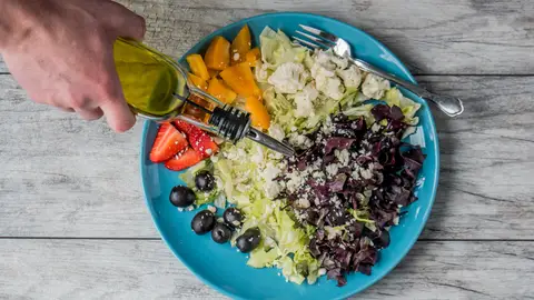 Aliñar ensalada Aliñar ensalada