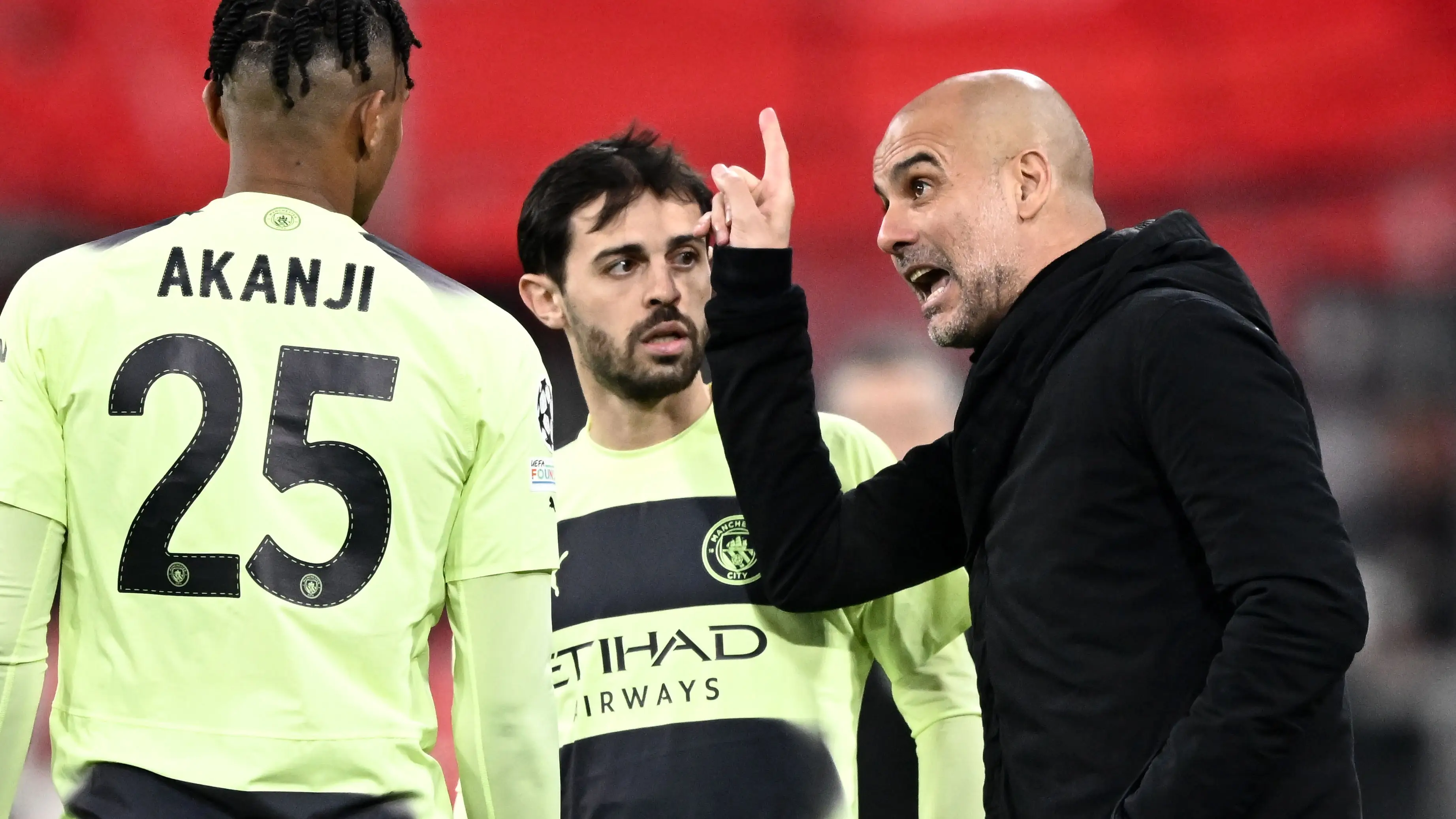 Pep Guardiola habla con sus jugadores en el Allianz Arena Pep Guardiola habla con sus jugadores en el Allianz Arena