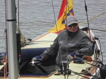 El rey emérito Juan Carlos I navega a bordo del Bribón El rey emérito Juan Carlos I navega a bordo del Bribón