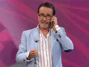 Isabel Preysler llama en directo a Carlos Pérez Gimeno: "Nos manda un abrazo muy fuerte" Isabel Preysler llama en directo a Carlos Pérez Gimeno: "Nos manda un abrazo muy fuerte"