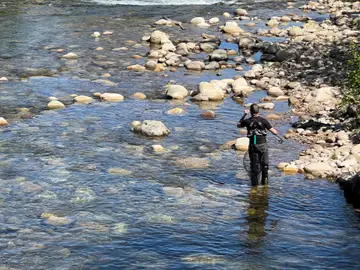 Persona pescando en el río Persona pescando en el río