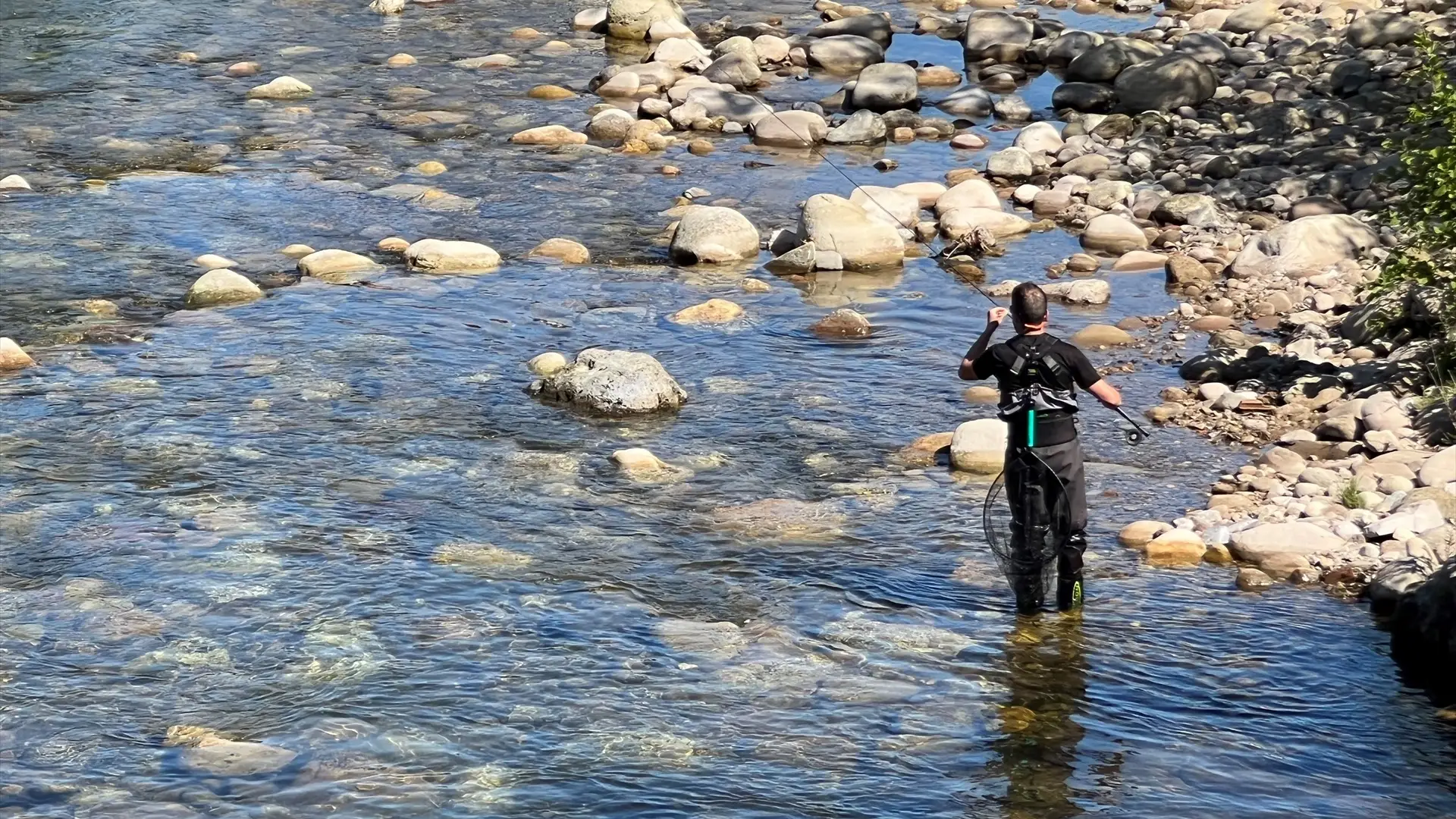 Persona pescando en el río Persona pescando en el río