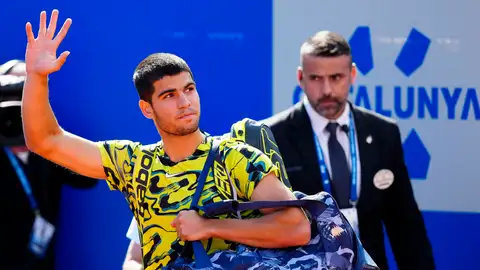 Carlos Alcaraz saluda al público del Conde de Godó Carlos Alcaraz saluda al público del Conde de Godó