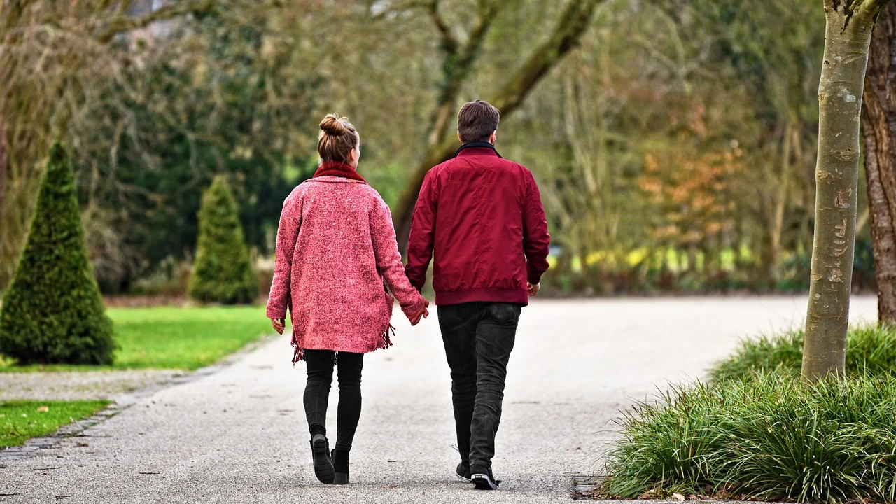 Dos personas caminando
