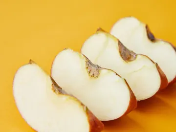 Manzana cortada en pedazos Manzana cortada en pedazos