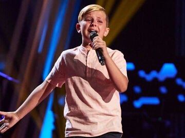 Adri&aacute;n rompe a llorar en mitad de la canci&oacute;n en las Audiciones a ciegas de &lsquo;La Voz Kids&rsquo;