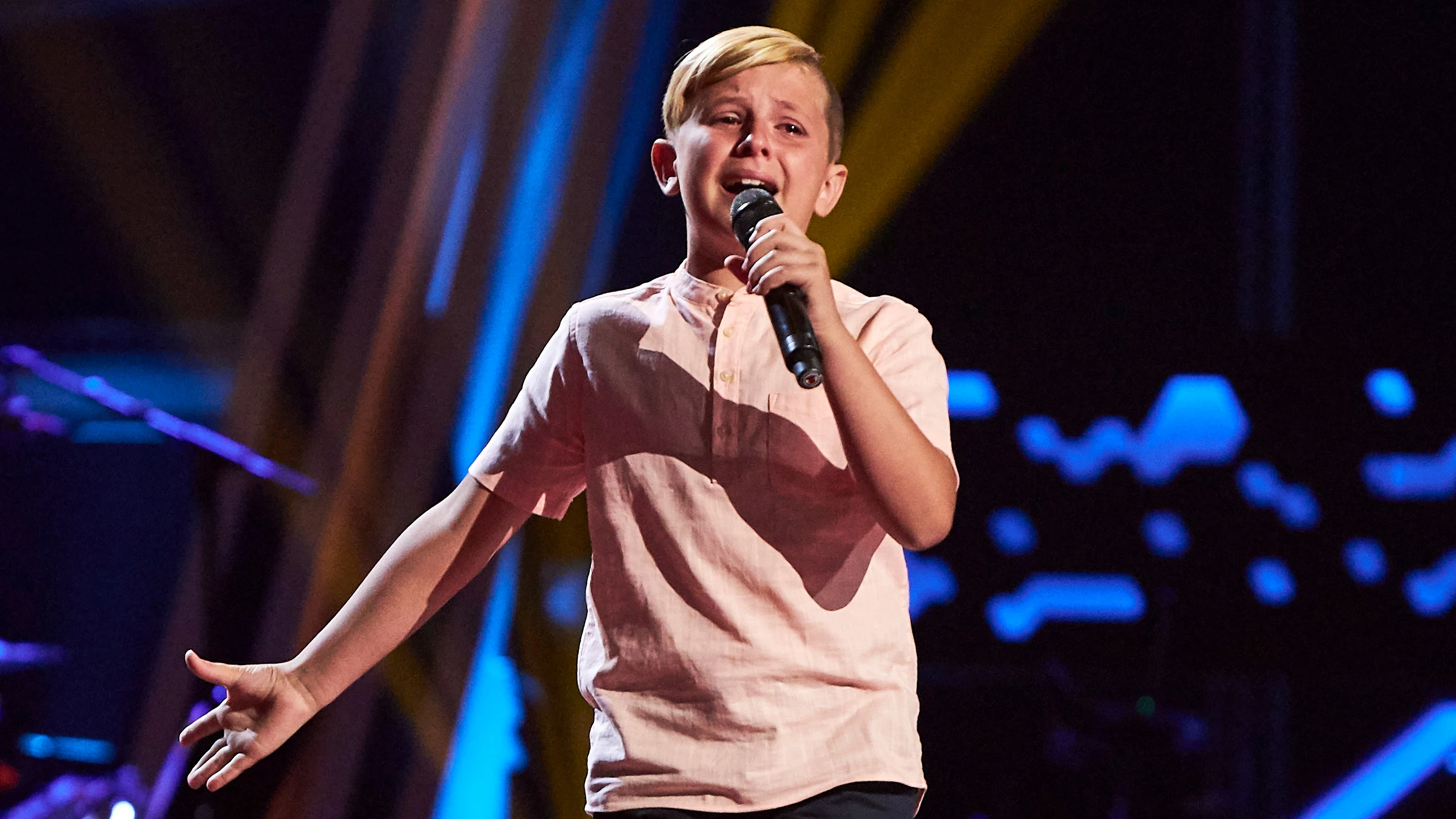 Adri&aacute;n rompe a llorar en mitad de la canci&oacute;n en las Audiciones a ciegas de &lsquo;La Voz Kids&rsquo;