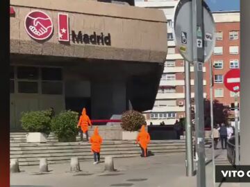 VÍDEO | Tres personas se disfrazan de gambas para protestar en la sede de la UGT en Madrid
