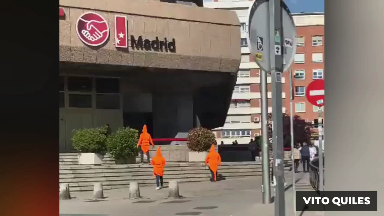 V&Iacute;DEO | Tres personas se disfrazan de gambas para protestar en la sede de la UGT en Madrid