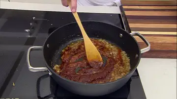 Agrega el pimentón, la salsa de tomate y la carne de pimiento choricero