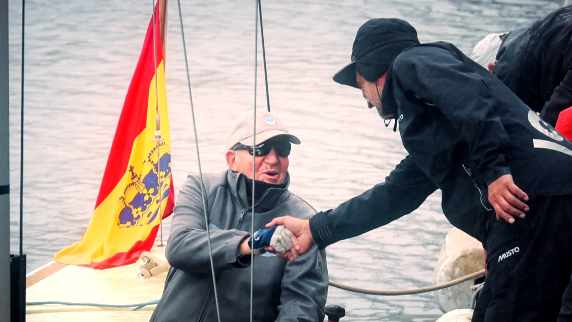 El rey em&eacute;rito Juan Carlos I interrumpe los entrenamientos en las v&iacute;speras de la regata por el temporal