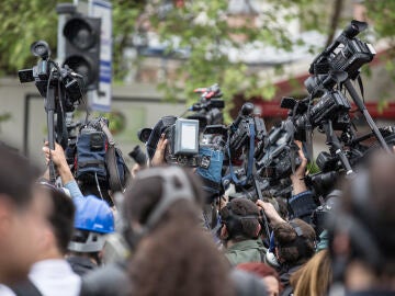Un grupo de periodistas con cámaras 