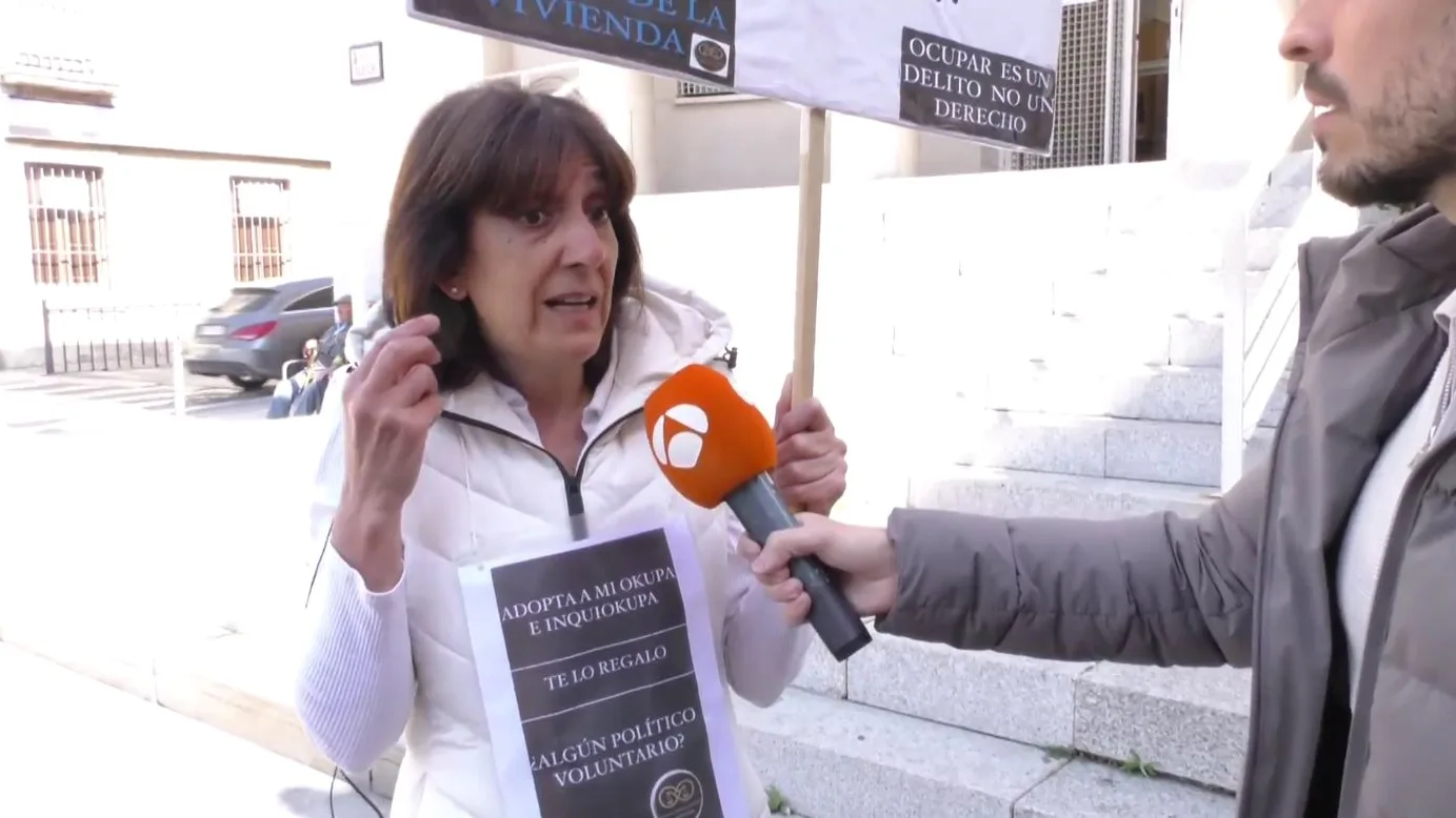 Carmen, desesperada por su inquiokupa. Carmen, desesperada por su inquiokupa.