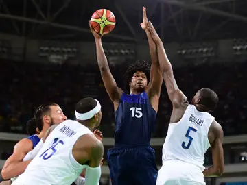 Gelabale, internacional con Francia, intenta anotar delante de Kevin Durant Gelabale, internacional con Francia, intenta anotar delante de Kevin Durant