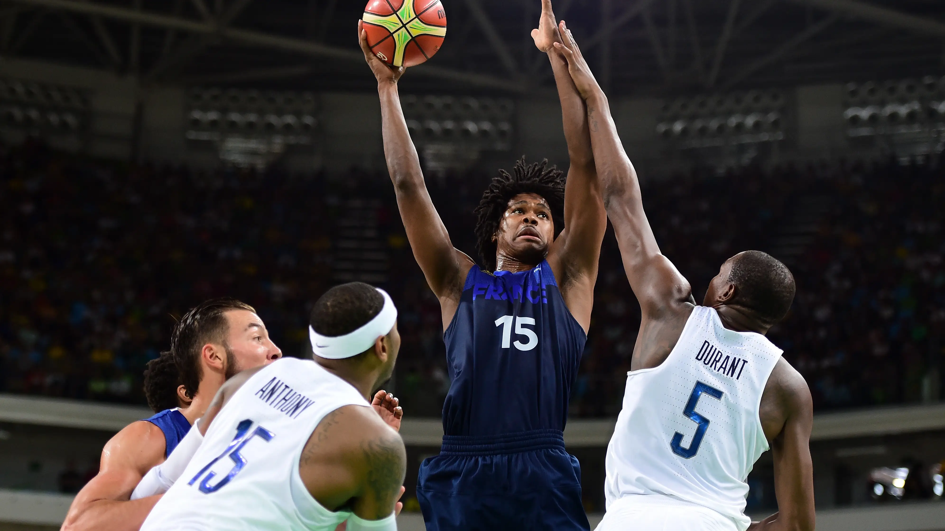 Gelabale, internacional con Francia, intenta anotar delante de Kevin Durant Gelabale, internacional con Francia, intenta anotar delante de Kevin Durant