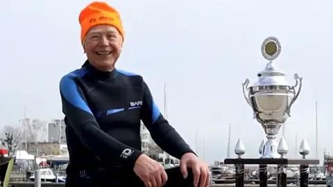 Piotr Dudek, el windsurfista de casi 89 años Piotr Dudek, el windsurfista de casi 89 años