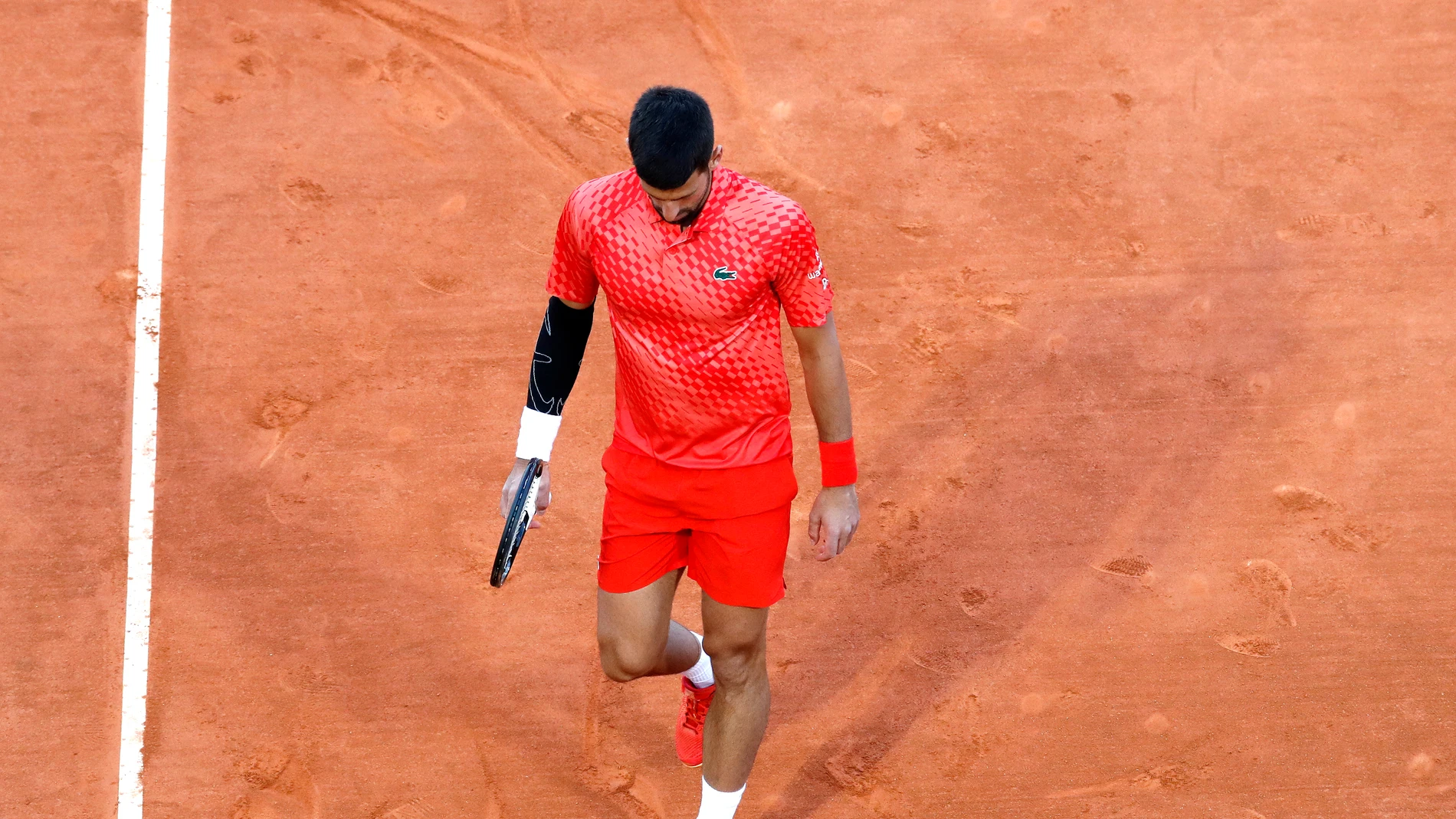 Novak Djokovic, abatido tras perder un punto ante Dusan Lajovic 