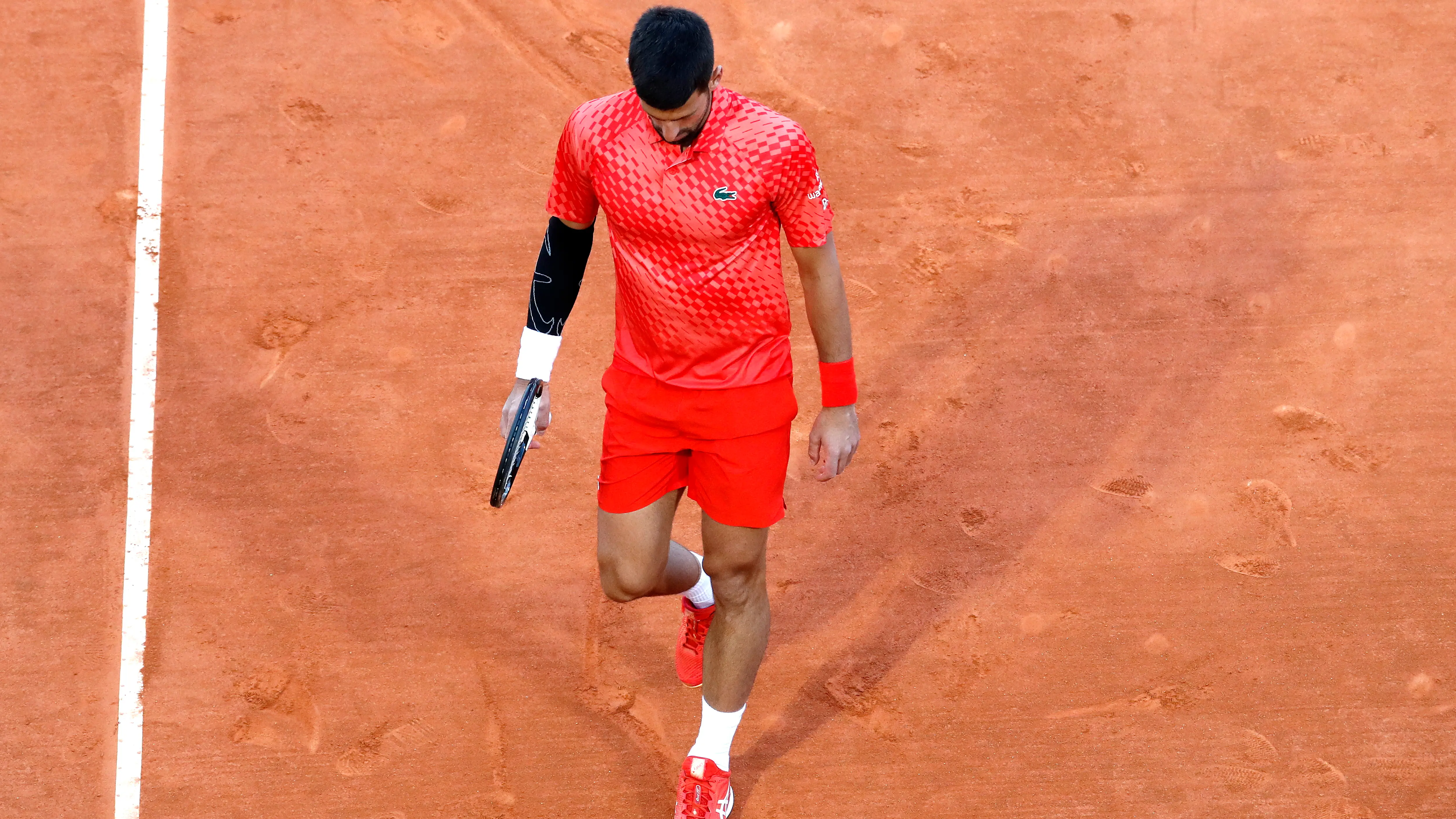 Novak Djokovic, abatido tras perder un punto ante Dusan Lajovic Novak Djokovic, abatido tras perder un punto ante Dusan Lajovic