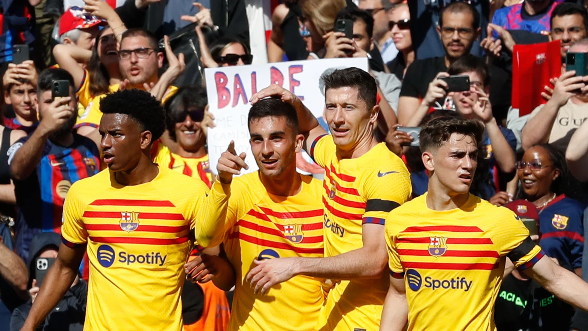 Los jugadores del Barça celebran el tanto de Ferran Torres
