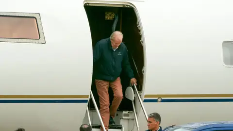 El rey emérito, Juan Carlos I, al aterrizar en Vitoria