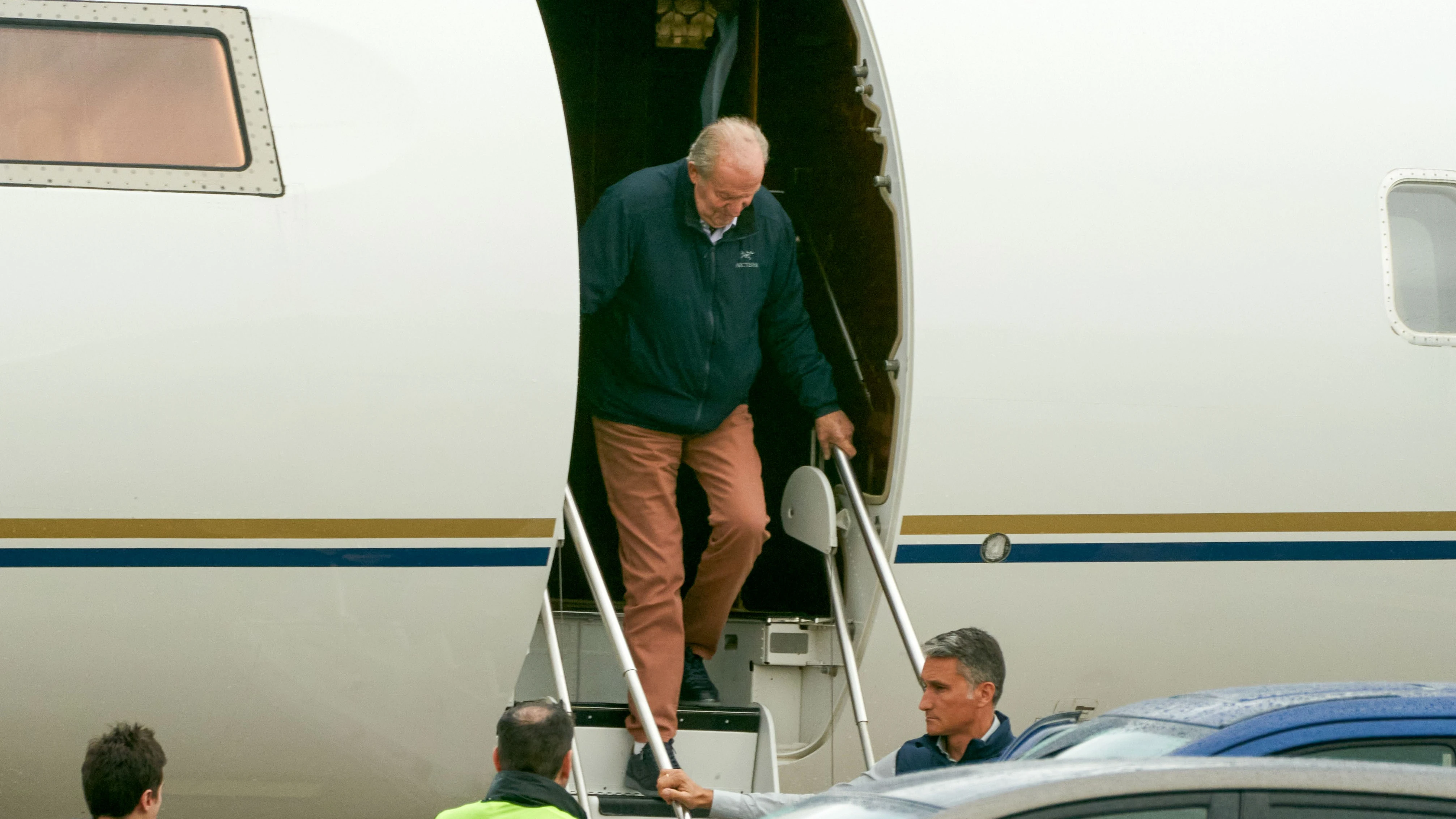 El rey emérito, Juan Carlos I, al aterrizar en Vitoria El rey emérito, Juan Carlos I, al aterrizar en Vitoria