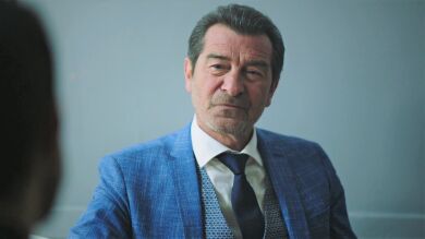 Yekta le propone a Çinar ser su abogado, pero él lo rechaza: “Acabarás arrastrándote” 