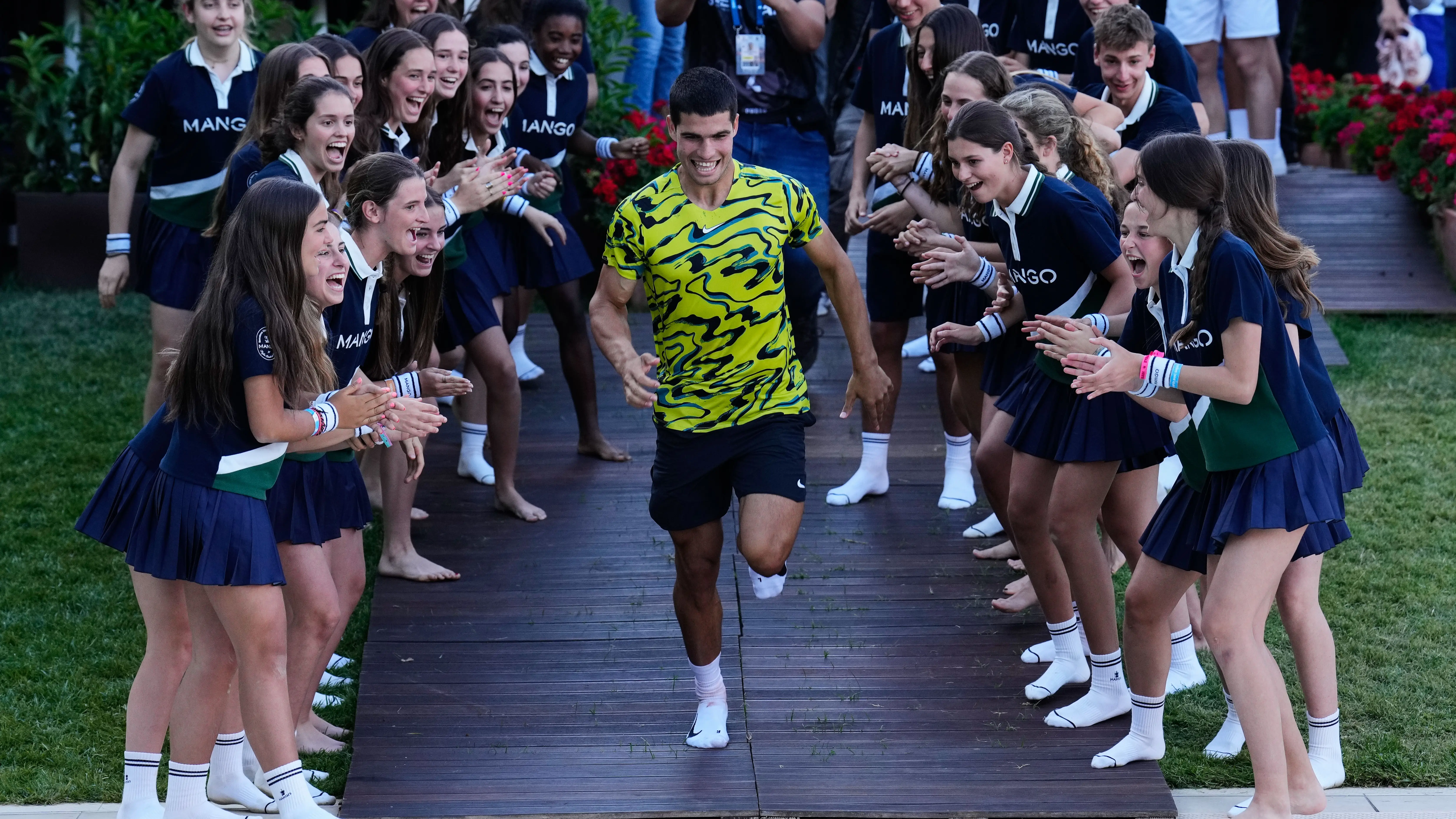 Alcaraz, a punto de tirarse a la piscina de las instalaciones del Conde de Godó Alcaraz, a punto de tirarse a la piscina de las instalaciones del Conde de Godó