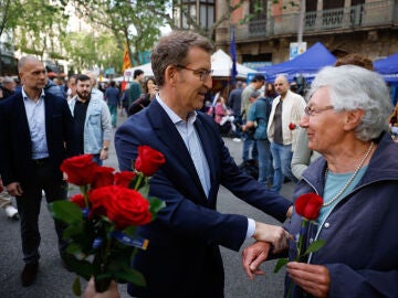 El líder del Partido Popular, Alberto Núñez Feijóo reparte rosas en la Rambla de Barcelona este domingo con motivo de Sant Jordi. 