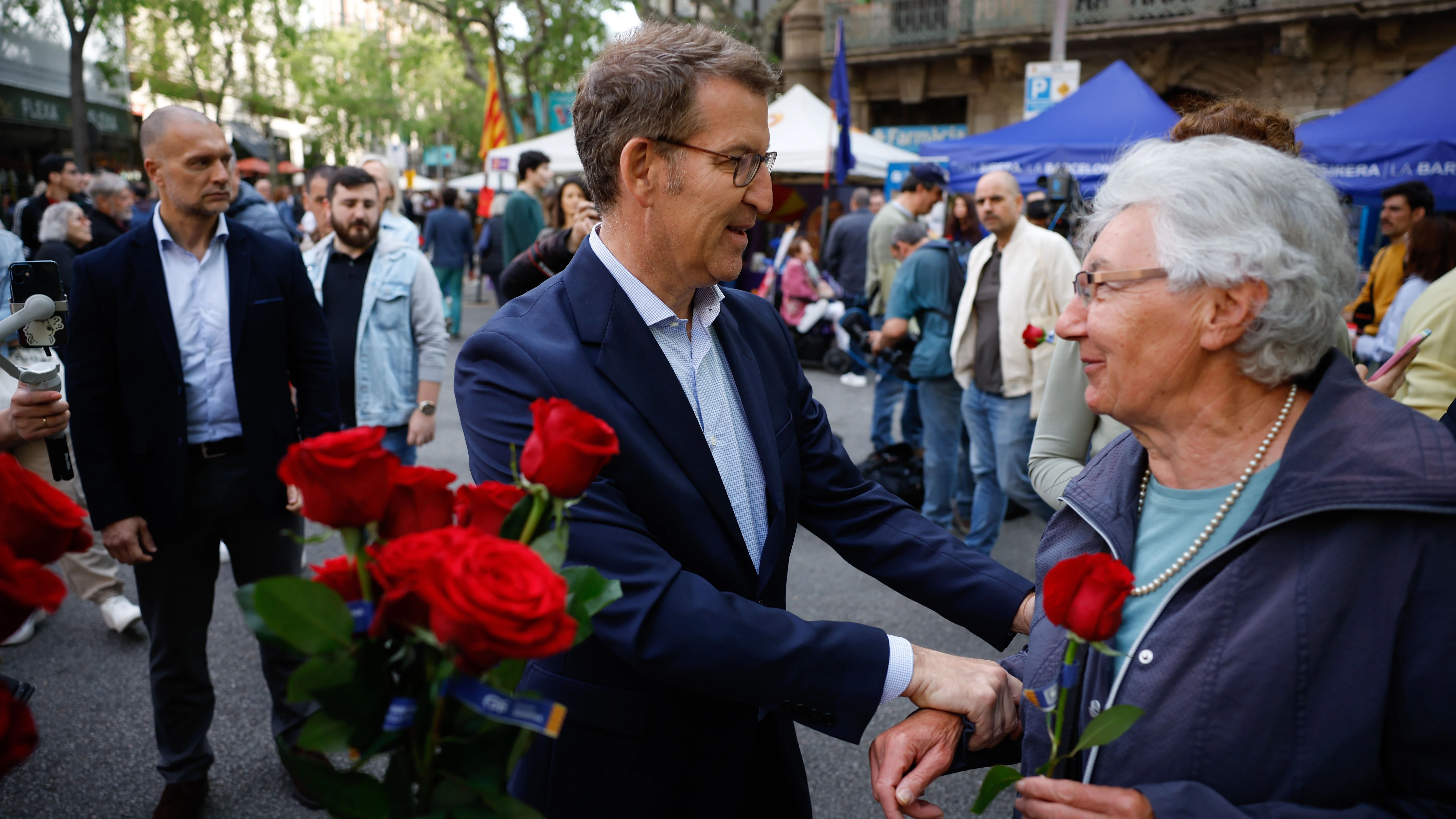 El l&iacute;der del Partido Popular, Alberto N&uacute;&ntilde;ez Feij&oacute;o reparte rosas en la Rambla de Barcelona este domingo con motivo de Sant Jordi. 